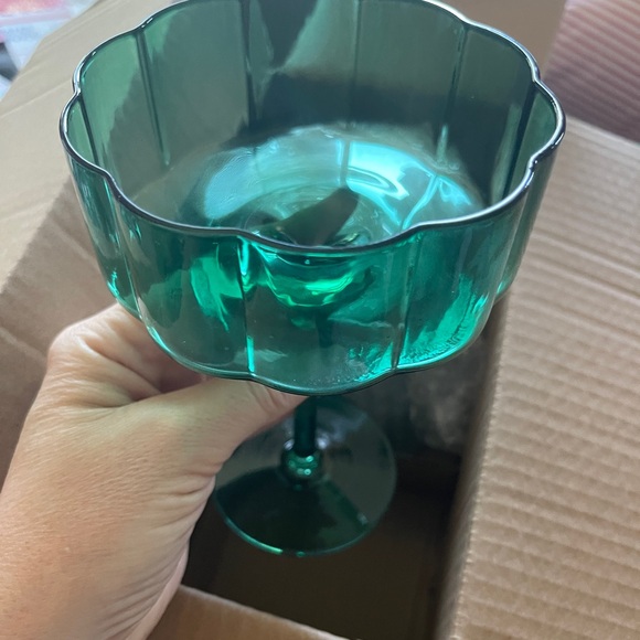 Green Glass Flower Shaped Coupe Champagne Martini Daquiri Glasses Set of 4 NEW - Picture 8 of 9